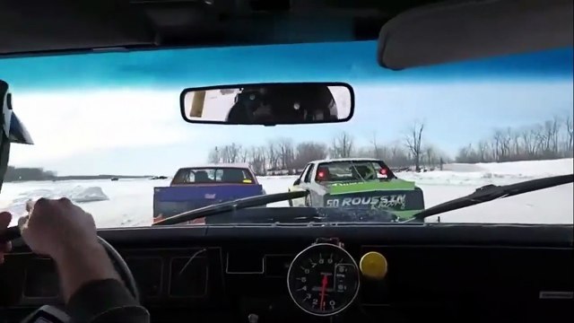 Faire des courses de voitures sur un lac gelé c'est risqué...