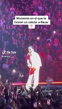 Momento en que Rauw Alejandro es golpeado con celular