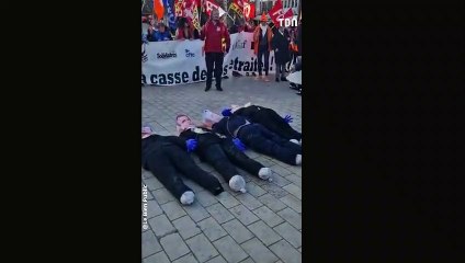 Des mannequins à l'effigie d'Emmanuel Macron et d'Élisabeth Borne brûlés par des manifestants