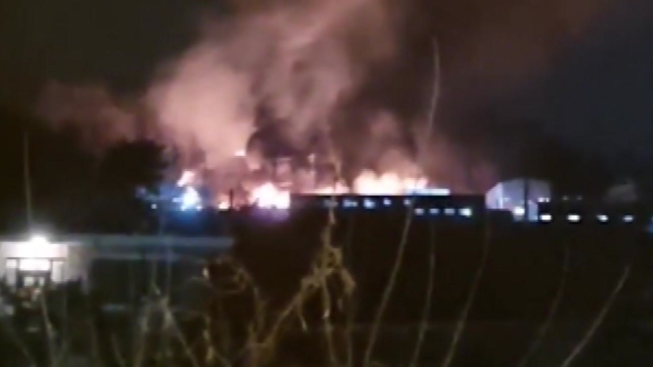 물티슈 공장 화재로 7개 동 전소...야산으로도 번져 / YTN