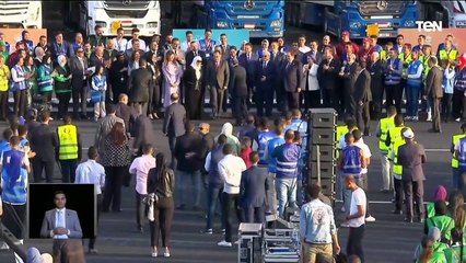 الرئيس السيسي يلتقط صور سيلفي مع شباب مبادرة كتف في كتف