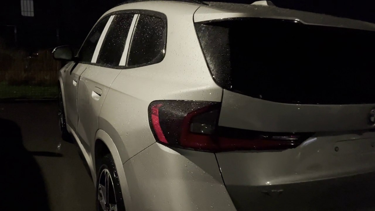 BMW X1 25e 2023 Spacesilber en extérieur de nuit