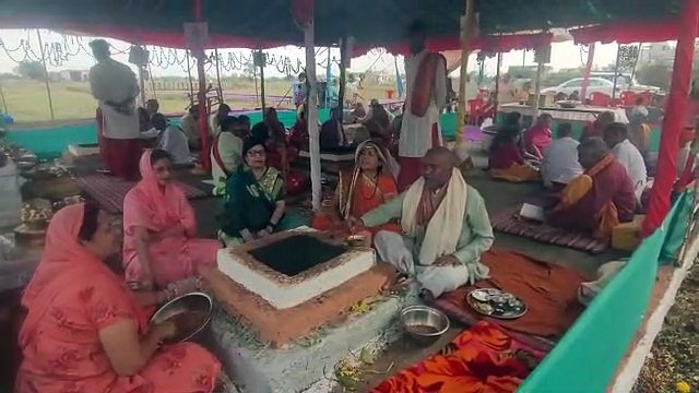 रूद्र महायज्ञ में दी जा रही आहूतियां