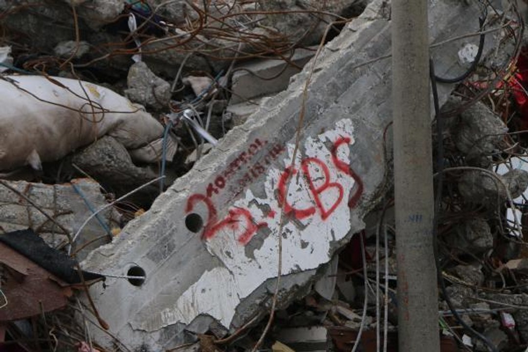 KAYIP OLARAK ARANIYORDU, ENKAZ ALTINDA KALAN OTOMOBİLİNDE CESEDİ BULUNDU