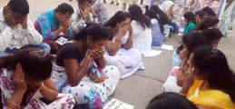 Watch video :  अनुकंपा नियुक्ति की मांग आँख ,कान, और मुँह बंद कर  सड़क पर बैठी महिलाएं
