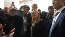 Giorgia Meloni visita il Cosmoprof tra selfie e sorrisi