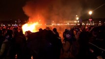 Retraites : des manifestants allument un feu place de la Concorde, à Paris