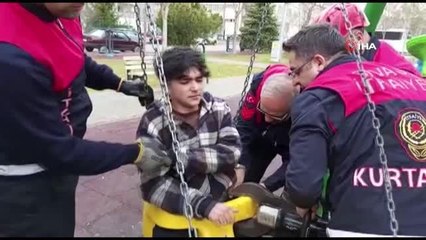 Sivas'ta çocuk parkında bindiği salıncakta sıkışan genci itfaiye ekipleri kurtarıldı