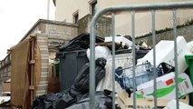 Fransa'daki grev nedeniyle Eyfel Kulesi çevresinde çöp yığınları oluştu