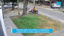 Violento robo en La Plata:  lo empujaron y tiraron de su moto, cayó en una zanja