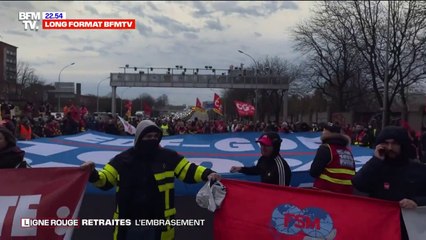 Les images de l'opération de blocage du périphérique parisien contre la réforme des retraites