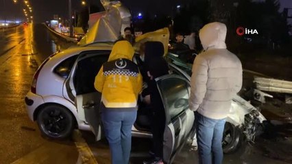 Kocaeli'de otomobil demir bariyerlere çarptı, yaralıyı yağmurdan montuyla korudu