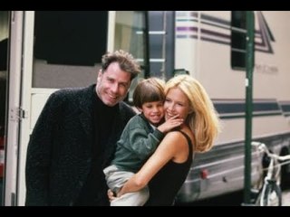 La fille de John Travolta critiquée pour avoir porté un corset transparent - Son père est fier d'e