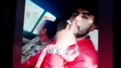 पुलिस कस्टडी में अभियुक्तों का "हथकड़ी" लगे हाथों से सिगरेट का कश लगते वीडियो हुआ वायरल