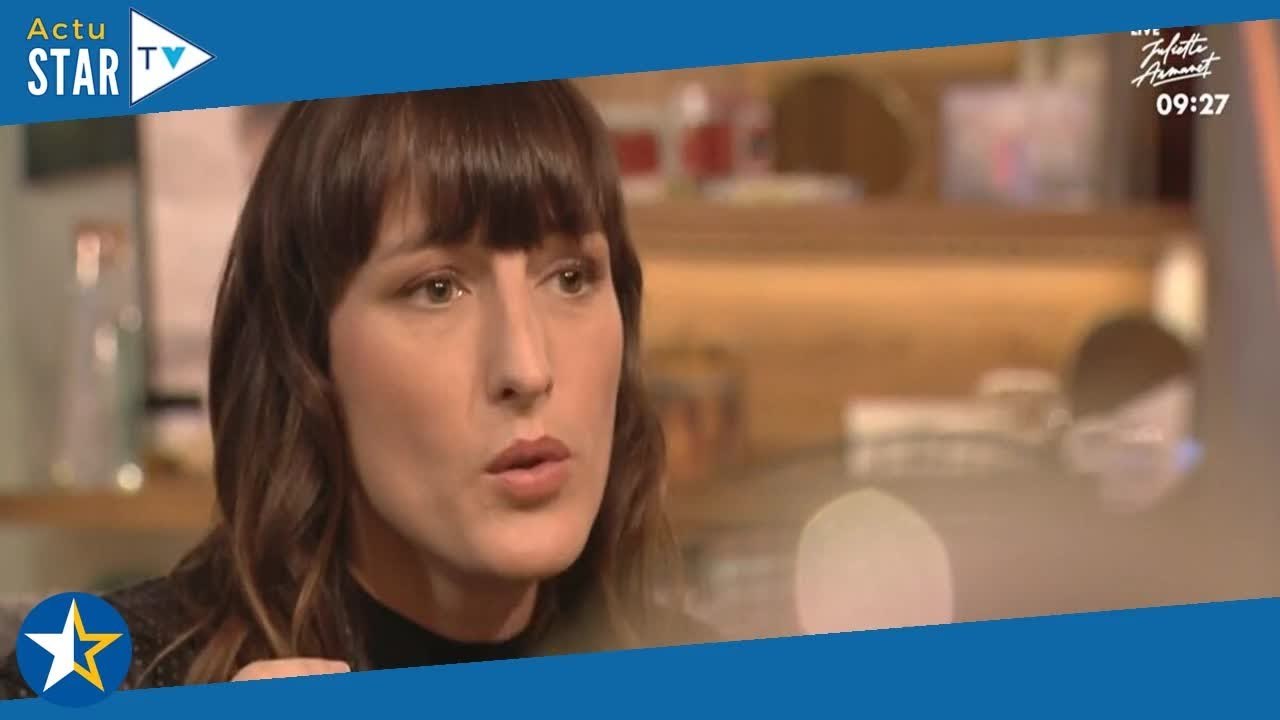 "C'était incroyable" : Juliette Armanet très émue en parlant de sa grand-mère, atteinte d'une terrib