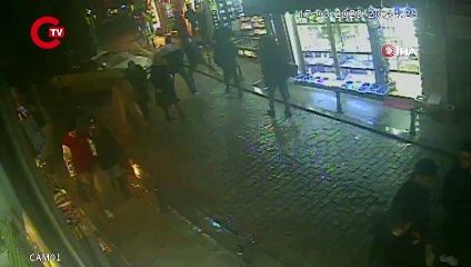 Galata'da dehşet anları kamerada: Otomobil yayaların arasına daldı