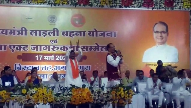 Chief Minister Shivraj walking on ramp in khargone
