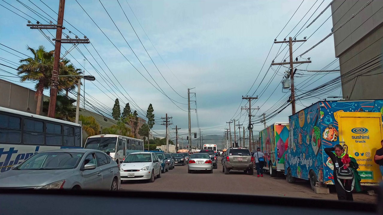 ¿Quieres conocer la ciudad de Tijuana de una forma única? Este paseo turístico te llevará por las calles más hermosas de la colonia Valle Verde, Avenida Cucapah y CETYS 34, y colonia El Lago, donde podrás disfrutar de su excelente clima.