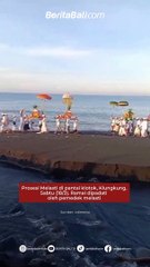 Prosesi Melasti di pantai klotok, Klungkung, Sabtu (18/3). Ramai dipadati oleh pemedek melasti