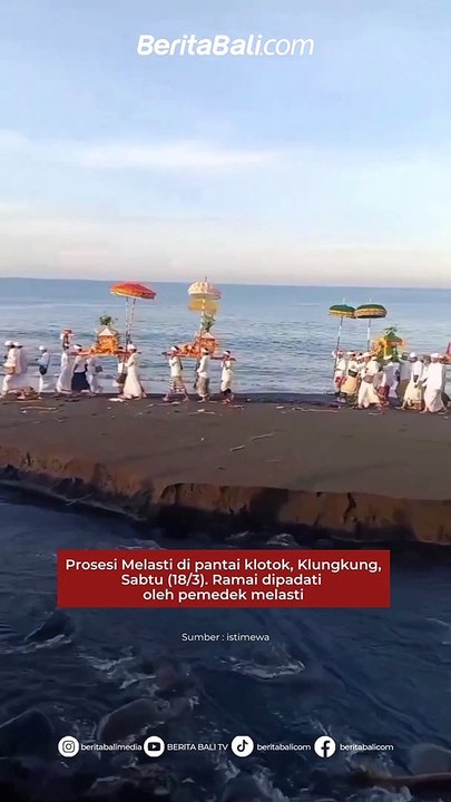 Prosesi Melasti di pantai klotok, Klungkung, Sa...
