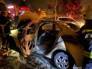 Tekirdağ'da yanan otomobil hurdaya döndü