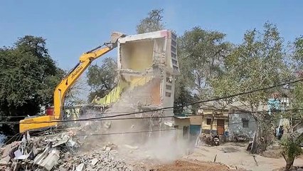 Napa's poklen ran on the luxurious house becoming an obstacle in road construction