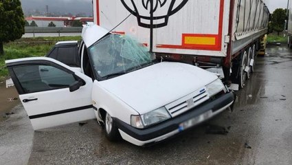 Düzce'de feci kaza: Su birikintisine dalan otomobil tırın altına girdi