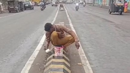 छिंदवाड़ा: मुख्यमंत्री के आगमन पर बरसात के बीच बनी सड़क और हो रही पुताई..देखे मामला