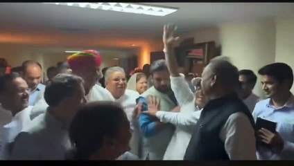 Video: 'चौथी बार गहलोत सरकार' मंत्री-विधायक लगा रहे नारे, सीएम कर रहे मना, जानें पूरा मामला