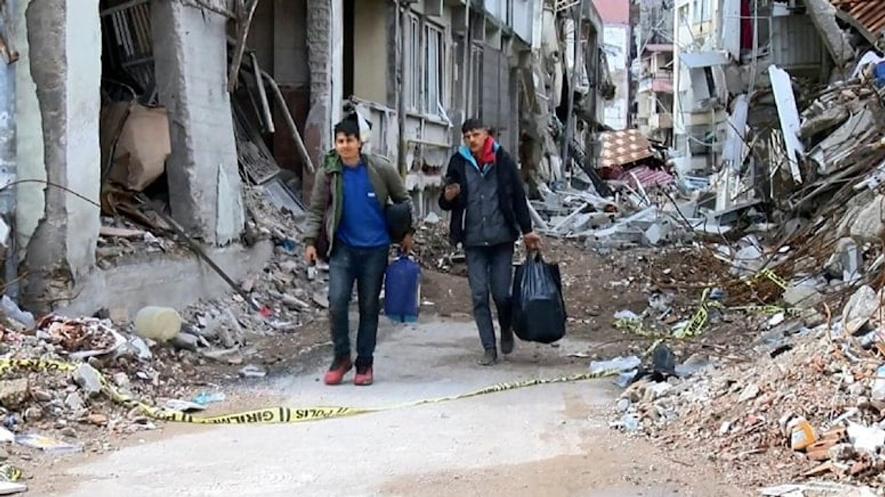 Hatay’da ağır hasarlı binalardan eşya kurtarma...