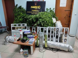 İzmir'de uyuşturucu imalathanesine çevrilen lüks eve baskın