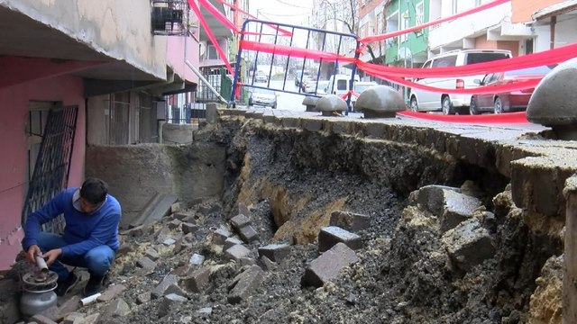 Avcılar’da istinat duvarı çöktü, bina hasar gördü