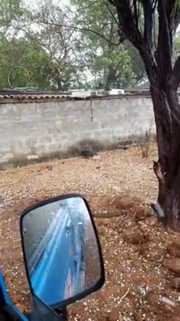 Gujarat : Heavy rain with strong winds and hailstorm in Some Parts of Gujarat. unseasonal rain increased tगुजरात के कुछ हिस्सों में तेज हवाओं के साथ भारी बारिश और ओलावृष्टि। बेमौसम बारिश ने किसानों की मुश्किलें बढ़ा दी हैंhe difficulties of the farmers