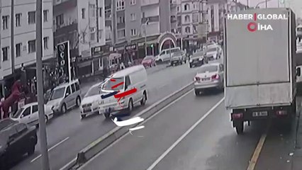 Alkollü olduğu iddia edilen tır sürücüsü 7 aracı biçtiği anlar kameraya böyle yansıdı