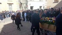Funerale di Pierpaolo Panzieri: folla in Duomo a Pesaro per l'addio al ragazzo ucciso