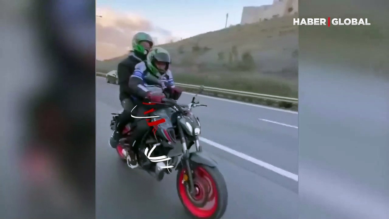 Bindikleri motosikletin önünü kaldırmaya çalışan gençlerin ölümden döndüğü anlar kameraya böyle yansıdı