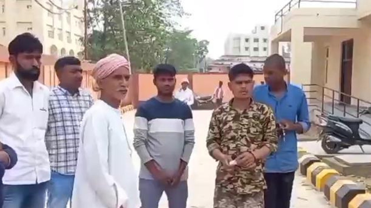 देवरिया: जर्जर विद्युत पोल गिरने से महिला की हुई मौत, परिजनों में मचा चीख-पुकार