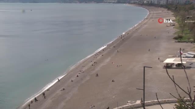 Doğuda kar Antalya'da bahar... Güneşi görenler sahillere akın edip denize girdi