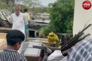 Video: मेरठ में मकान पर गिरी बिजली, बाल-बाल बचा परिवार