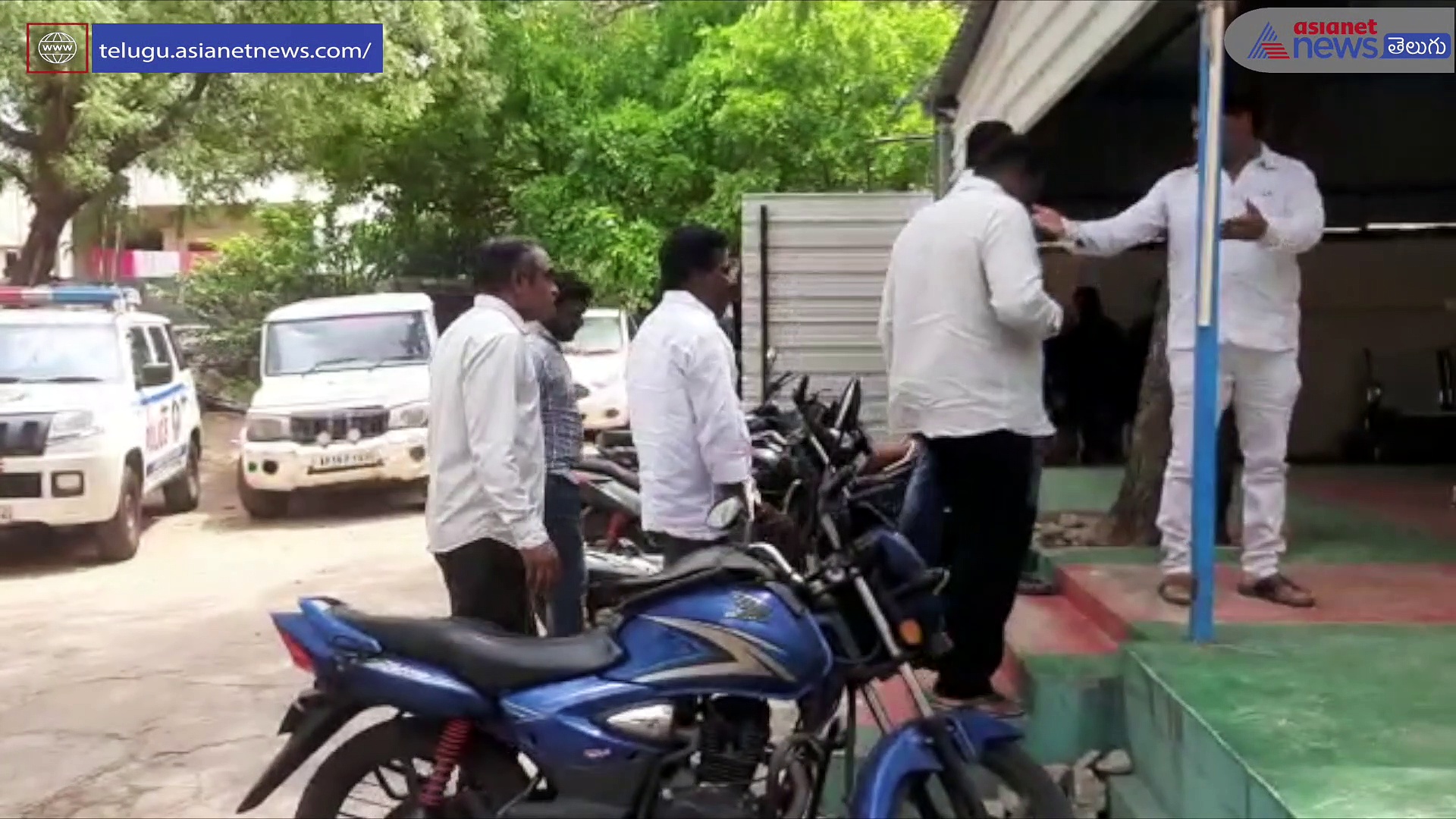 పొలాల్లో అక్రమంగా కొలతలు వేస్తున్నారు  ...  తాడేపల్లి పోలీసు స్టేషన్ లో రైతుల పిర్యాదు