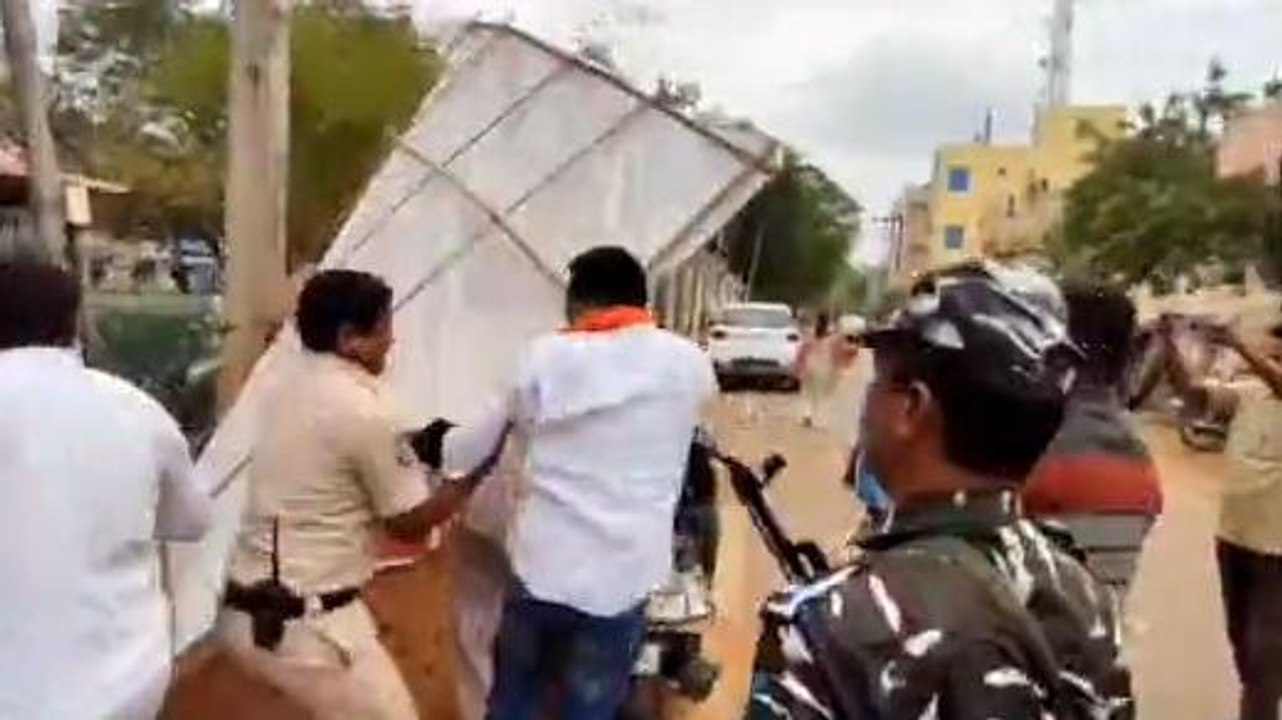 ములుగు: జిల్లా కలెక్టరేట్ వద్ద ఉద్రిక్తత