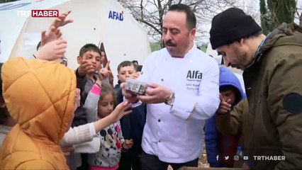 Çadır kentin kurabiyecisi: Gözlerindeki mutluluk her şeye değer...