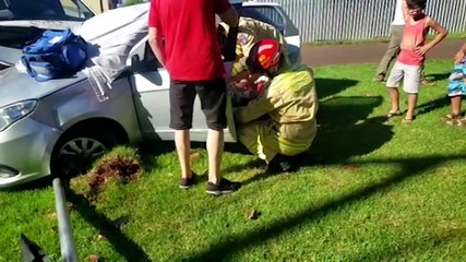 Fiat Siena e Van se envolvem em acidente na Rua Juruna