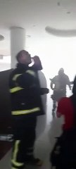 Grande número de militares atua no combate ao incêndio no shopping