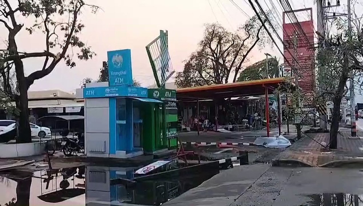 เลย "พายุฤดูร้อน" ถล่มครั้งแรกของปี ลมแรงพัดเสาไฟฟ้าแรงสูงล้ม 4 ต้น