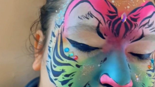 'That's so impressive!' - Artist skillfully paints a neon tiger on her face