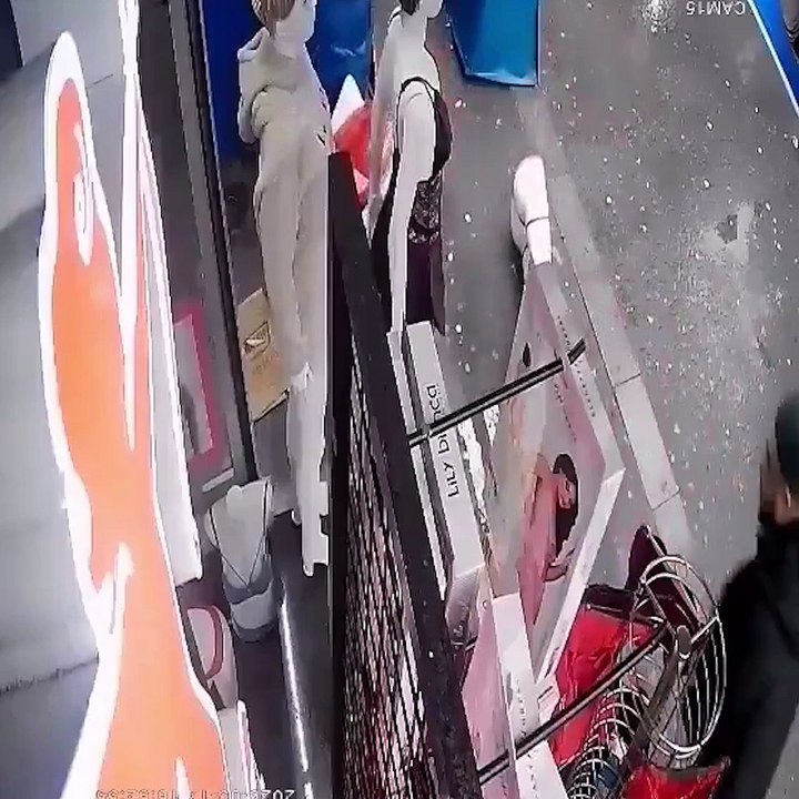 İç çamaşırı giydirilen cansız mankene saldıran gerici: Bunlar kadın bedenini teşhir ediyor