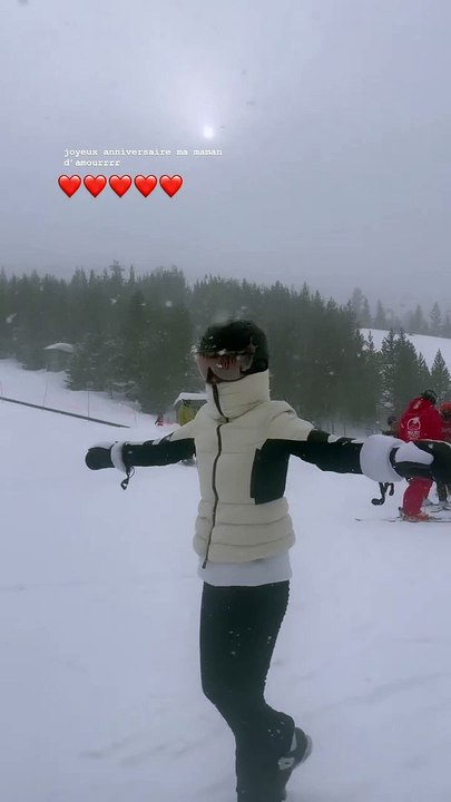 Même message du côté de Joy, qui a partagé des images de leur récent séjour au ski Joy et Laeticia Hallyday lors de leurs vacances au ski
