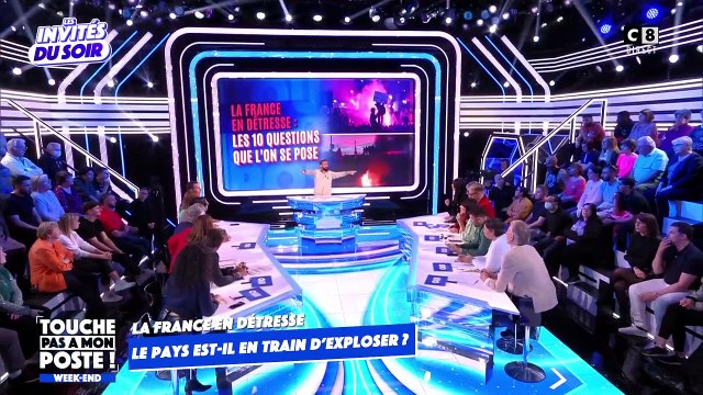 Que Bolloré soit condamné pour les crimes : Un manifestant secoue le plateau de TPMP et nargue, le point levé, le patron de Cyril Hanouna