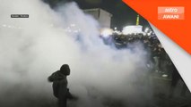 Usia Pencen: Polis bertempur dengan penunjuk perasaan di Paris